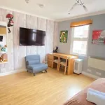 City Centre Chic Apartment In London